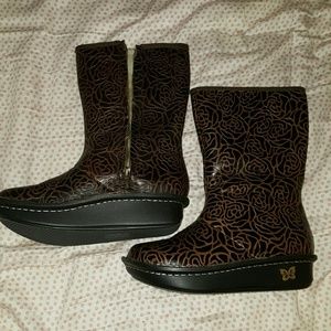 New With Defect Alegria Embossed Boots 7.5